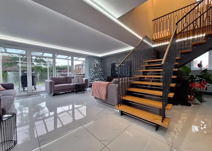 Moonsticks, Modern & Well Presented 5 Bed House