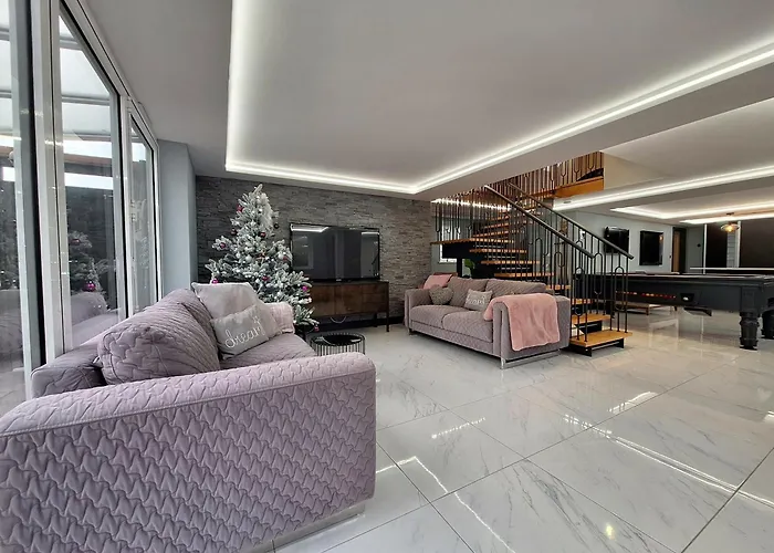 Moonsticks, Modern & Well Presented 5 Bed House