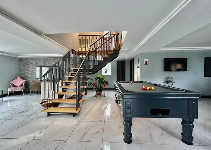 Moonsticks, Modern & Well Presented 5 Bed House