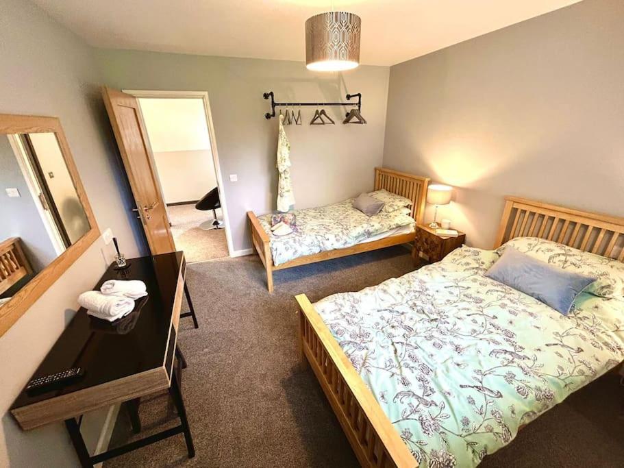Moonsticks, Modern & Well Presented 5 Bed House *