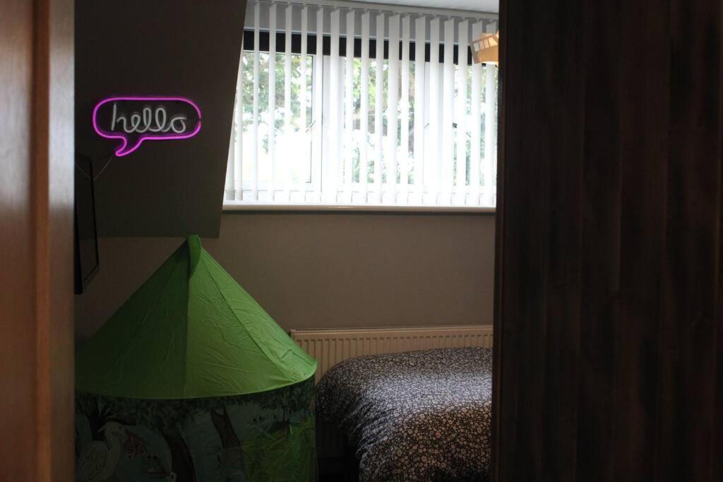 Moonsticks, Modern & Well Presented 5 Bed House Holiday home *