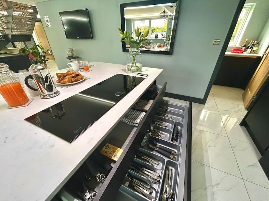 Moonsticks, Modern & Well Presented 5 Bed House * Spixworth