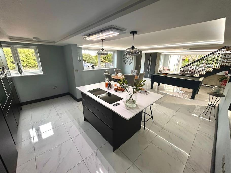 Moonsticks, Modern & Well Presented 5 Bed House Spixworth