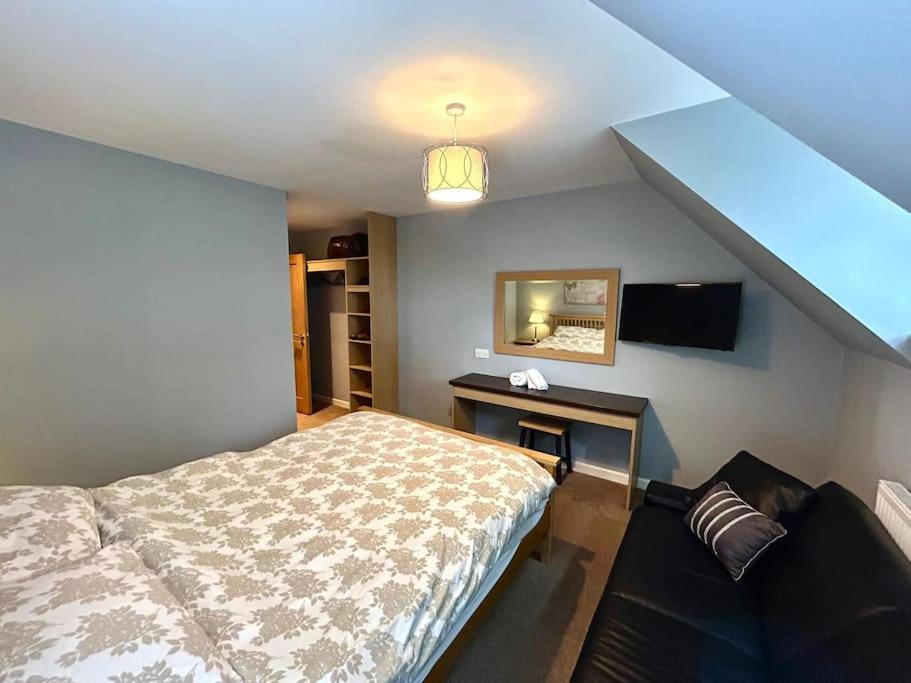 Moonsticks, Modern & Well Presented 5 Bed House * Spixworth