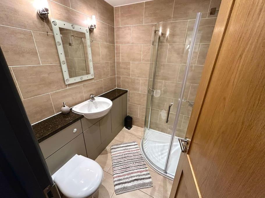 Moonsticks, Modern & Well Presented 5 Bed House