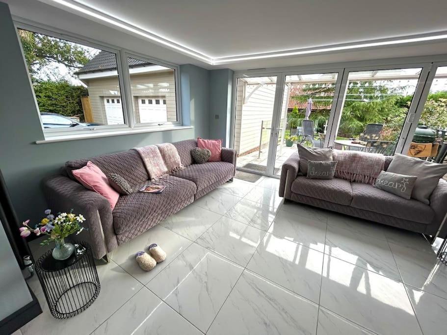 Moonsticks, Modern & Well Presented 5 Bed House * Spixworth