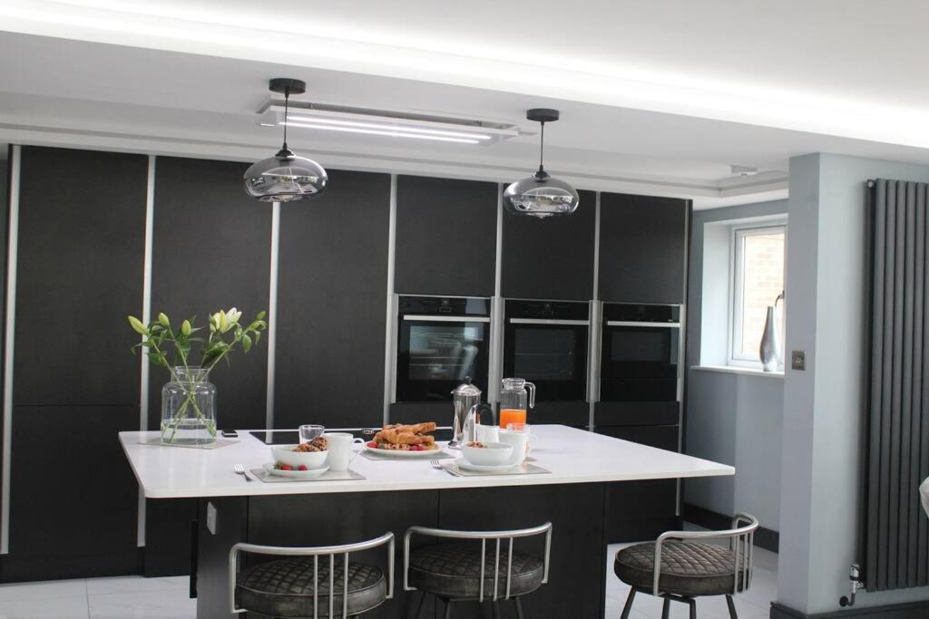Moonsticks, Modern & Well Presented 5 Bed House *