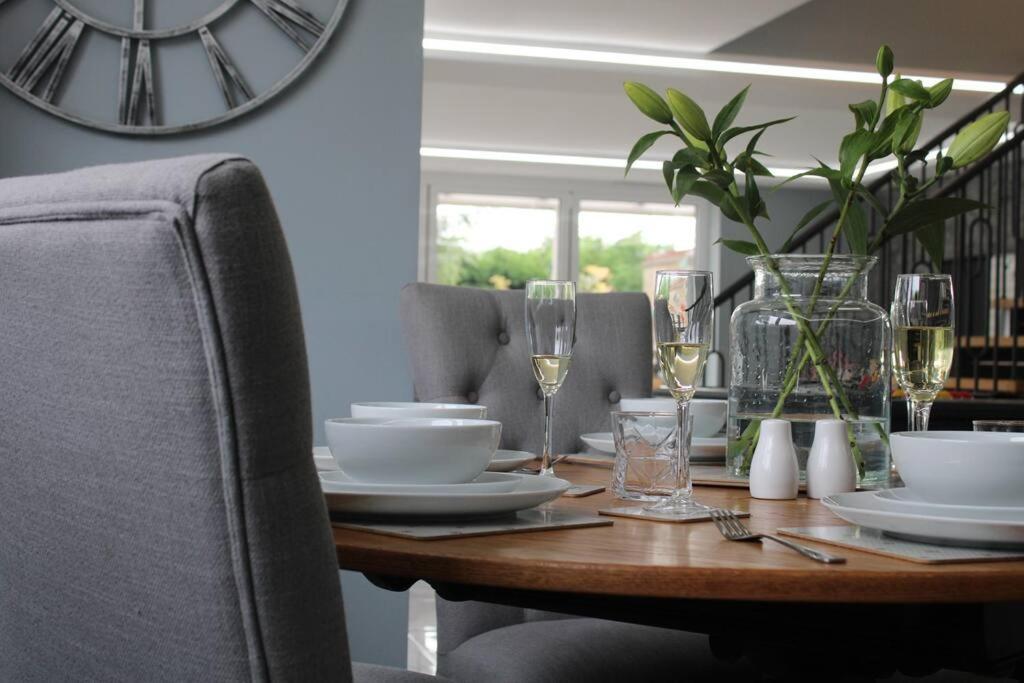 Moonsticks, Modern & Well Presented 5 Bed House