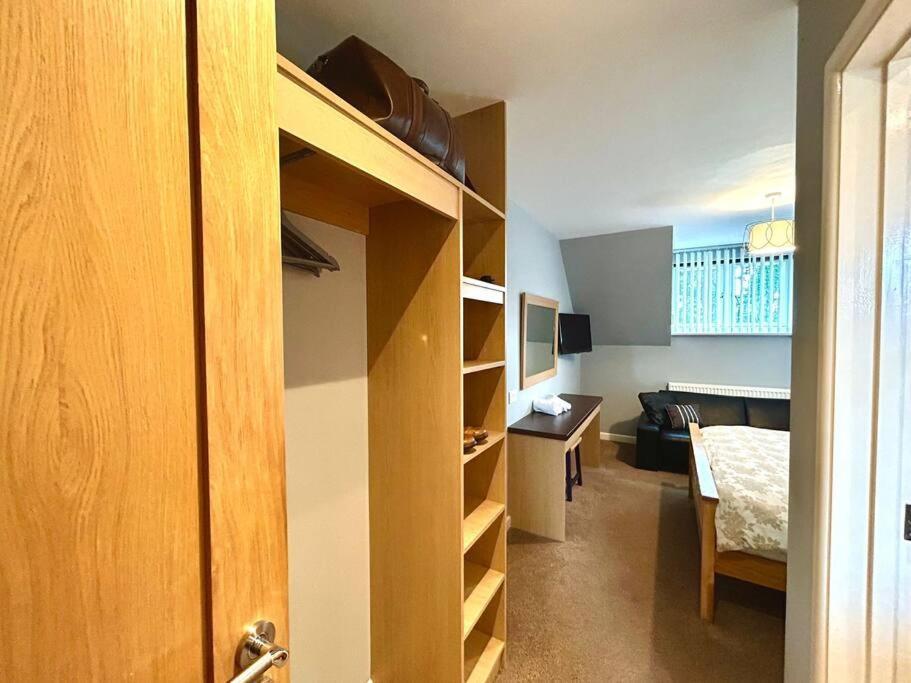 Moonsticks, Modern & Well Presented 5 Bed House * Spixworth