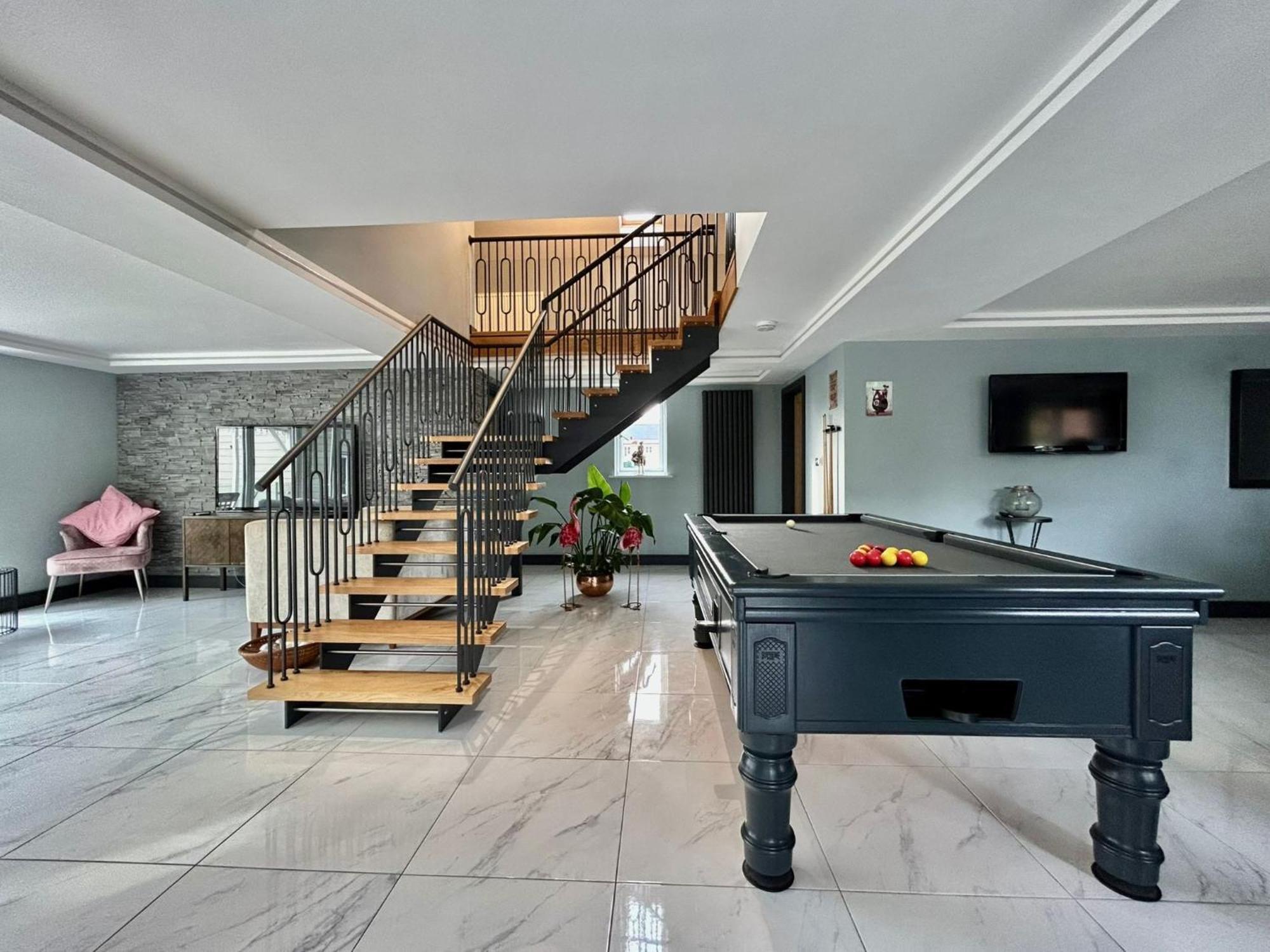 Moonsticks, Modern & Well Presented 5 Bed House